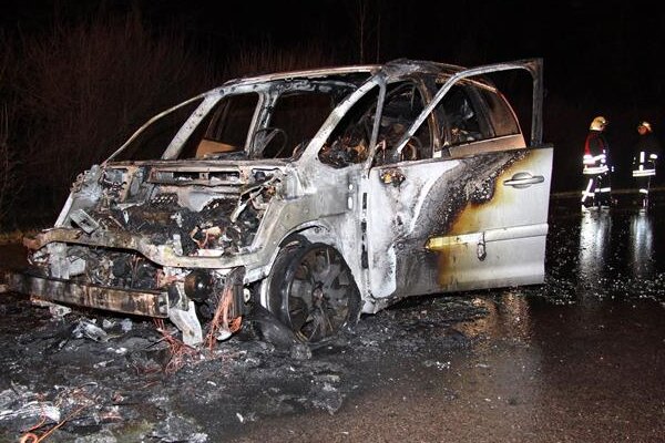 Neuer Opel auf A4 ausgebrannt - 