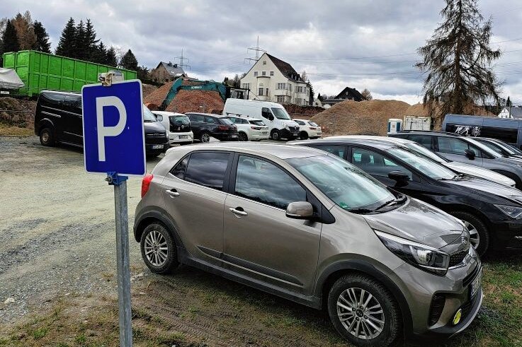 Neuer Parkplatz soll 250.000 Euro kosten - Aktuell wird an der Pestalozzi-Grundschule auf Schotter geparkt. Bald soll dort ein echter Parkplatz entstehen. 