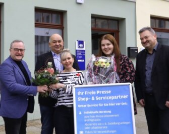 Neuer Partner für Angebote der "Freien Presse" in Glauchau - Stefan Seidel (links) und Steffen Naumann (rechts) gratulierten UlrichKlötzer und seinen Mitarbeiterinnen Janine Gerber und Aylin Wiltzsch(2. v. r.). 