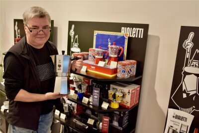 Neuer Pop-up-Store: Warum eine Chemnitzer Gastronomin auf Espresso setzt - Ines Schlenzig mit einer der Bialetti-Espresso-Maschinen in ihrem neuen Geschäft.