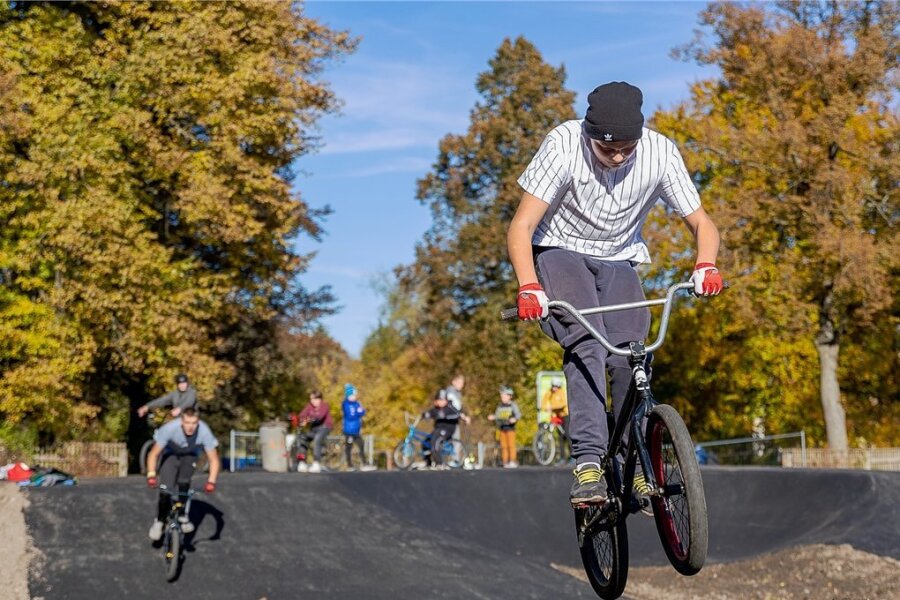 Am Sonntag wird der Pumptrack in Rodewisch offiziell eingeweiht. Die Freizeitanlage kann mit BMX-Rädern, Rollern und Skateboards befahren werden. Schon vor der Freigabe ist die Anlage gut besucht.
