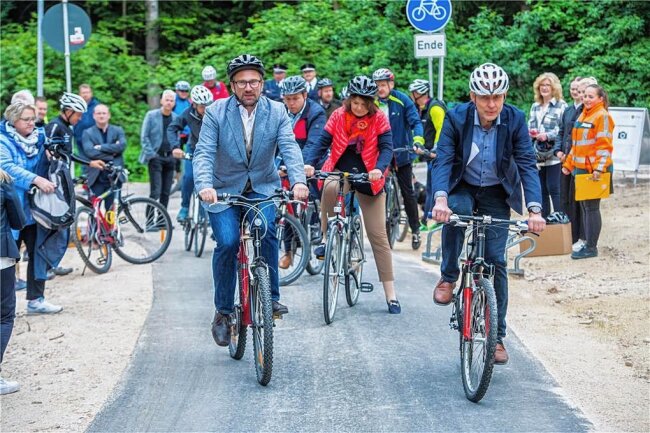 Neuer Radweg bei Eibenstock: 1,4 Kilometer langes Asphaltband ist nur ein Teilstück - Die Politiker-Gruppe, die zur Verkehrsfreigabe des Radweges aufs Rad stieg, wurde von Sachsens Wirtschaftsminister Martin Dulig (links) und Eibenstocks Bürgermeister Uwe Staab angeführt. 