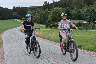 Neuer Radweg verbindet das Zwickauer Land mit dem Erzgebirge - Jamie Beier aus Hartmannsdorf und Ulrike Leistner sind mit dem Rad zur Einweihung gefahren.