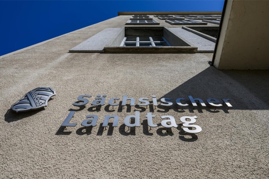 Neuer Rekord im Sächsischen Landtag - Sachsens Landtag und ein Wappen von Sachsen an der Fassade am Altbau.