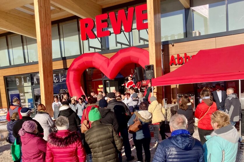 Neuer Rewe-Markt in Lauter: Kunden entern Geschäft am Eröffnungstag - Zur Eröffnung des Rewe-Markts in Lauter bildeten sich Warteschlangen bis auf den Parkplatz zurück.