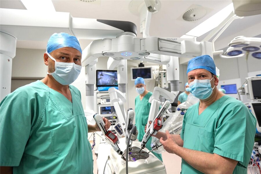 Neuer Roboter erobert OP-Saal im Plauener Helios Vogtland-Klinikum - Krzysztof Szkaradzinski (links) ist Chefarzt für Frauenheilkunde und Geburtshilfe. Der Gynäkologe will künftig roboterassistiert operieren. Dr. Lutz Meyer (Mitte), der Chefarzt der Allgemein- und Thoraxchirurgie, sowie Chef-Urologe Dr. Felix Hillig tun es bereits.