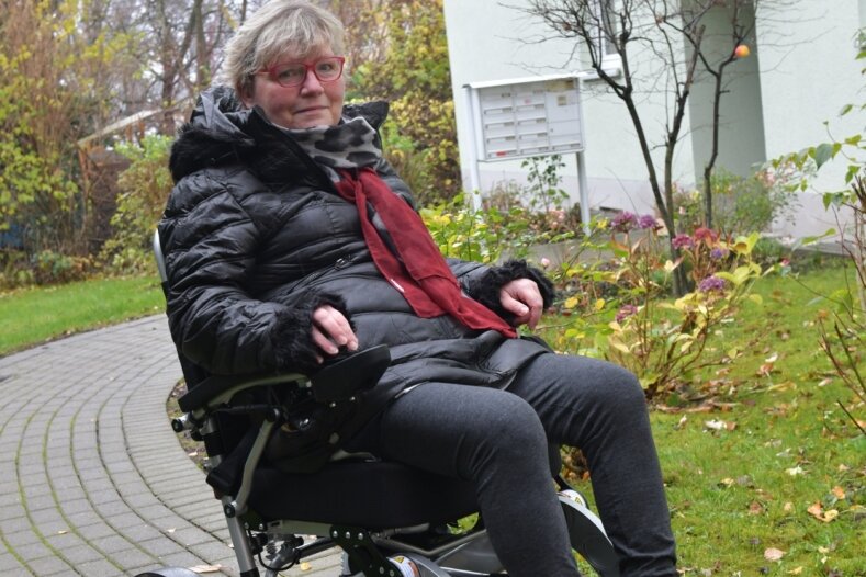 Neuer Rollstuhl macht das Leben leichter - Kerstin Schirmer probiert ihren neuen elektrischen Rollstuhl aus. Er konnte durch Spenden der Leser der "Freien Presse" angeschafft werden. 