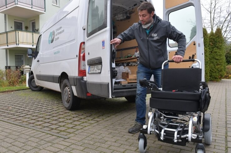 Neuer Rollstuhl macht das Leben leichter - Die Firma Orthopädie und Rehatechnik aus Dresden lieferte den neuen Elektrorollstuhl für Kerstin Schirmer. Servicetechniker Christian Pönick übergab das Hilfsmittel an die Freibergerin. 