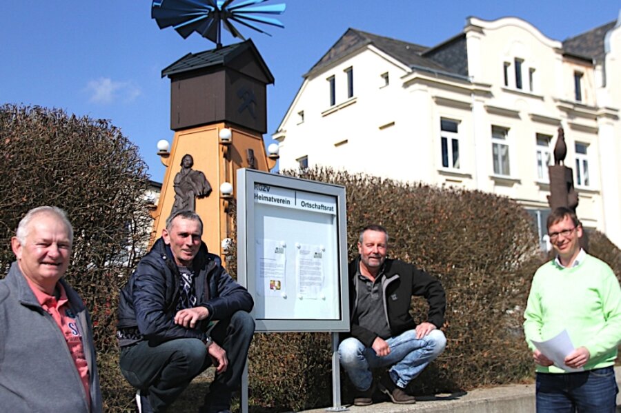Neuer Schaukasten am alten Platz - Gunter Faber, Steffen Grießbach, Ralf Preiß und Ortsvorsteher Karsten Wilhelm (von links) haben sich für den neuen Schaukasten im Dorfzentrum von Alberoda eingesetzt. 