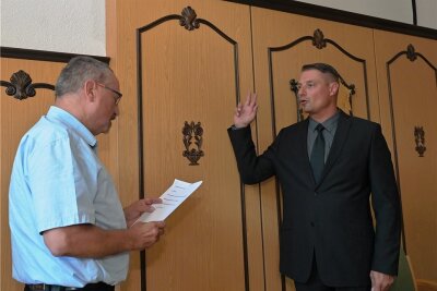 Neuer Schönheider Bürgermeister in sein Amt verpflichtet - Thomas Lang (rechts) ist von Gemeinderat Olaf Schulz in sein Amt als neuer Bürgermeister von Schönheide verpflichtet worden. 