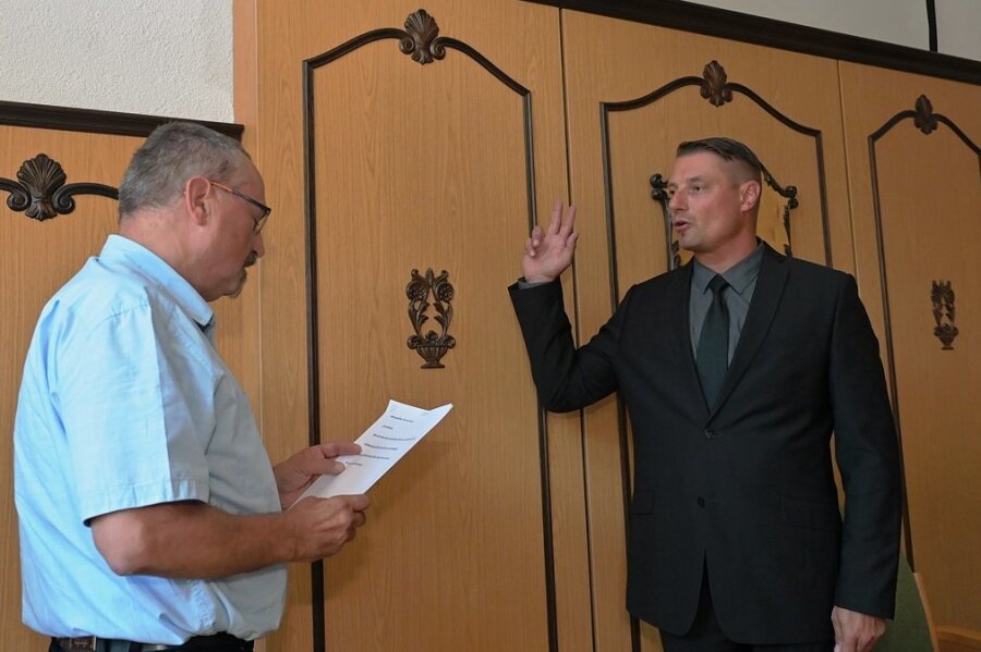 Neuer Schönheider Bürgermeister in sein Amt verpflichtet - Thomas Lang (rechts) ist von Gemeinderat Olaf Schulz in sein Amt als neuer Bürgermeister von Schönheide verpflichtet worden. 