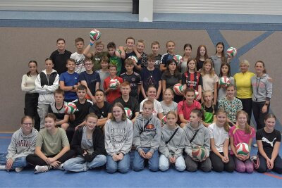 Neuer Schwung für Städtepartnerschaft: Schüler aus Freudenstadt im Schwarzwald auf Klassenfahrt in Schöneck - Zum Besuchsprogramm gehörte unter anderem ein Volleyballturnier mit gemischten Mannschaften.