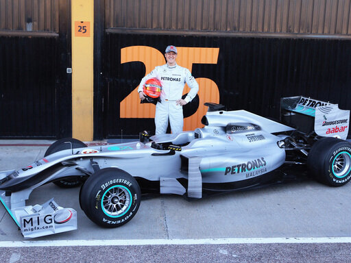 Neuer Silberpfeil in Valencia präsentiert - Michael Schumacher mit dem neuen Silberpfeil