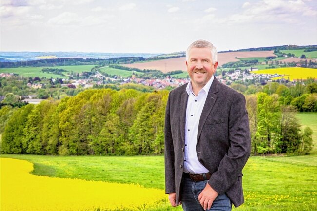 Neuer Solarpark in Gahlenz: Ökostrom-Firma aus Franken will Stadträte von Oederan überzeugen - Steffen Schneider, Bürgermeister von Oederan, auf dem Ranis in Görbersdorf. Für diesen Standort gibt es Windkraft-Pläne, die in der Stadt auf Ablehnung stoßen. 