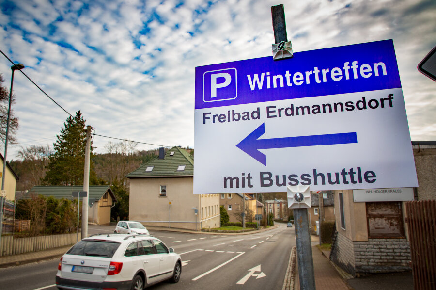 Neuer Sonderparkplatz für Biker-Wintertreffen in Augustusburg ausgewiesen - Schilder wiesen schon am Freitag auf den Zusatzparkplatz fürs Motorradtreffen in Augustusburg hin.