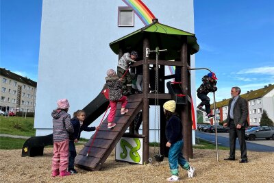 Neuer Spielplatz für die Jüngsten im Harbig-Wohngebiet Raschau eingeweiht - Das neue Spielgerät hat seine kleinen Nutzer gefunden. Anfangs wollte Kai Schwengfelder (r.) noch helfen.