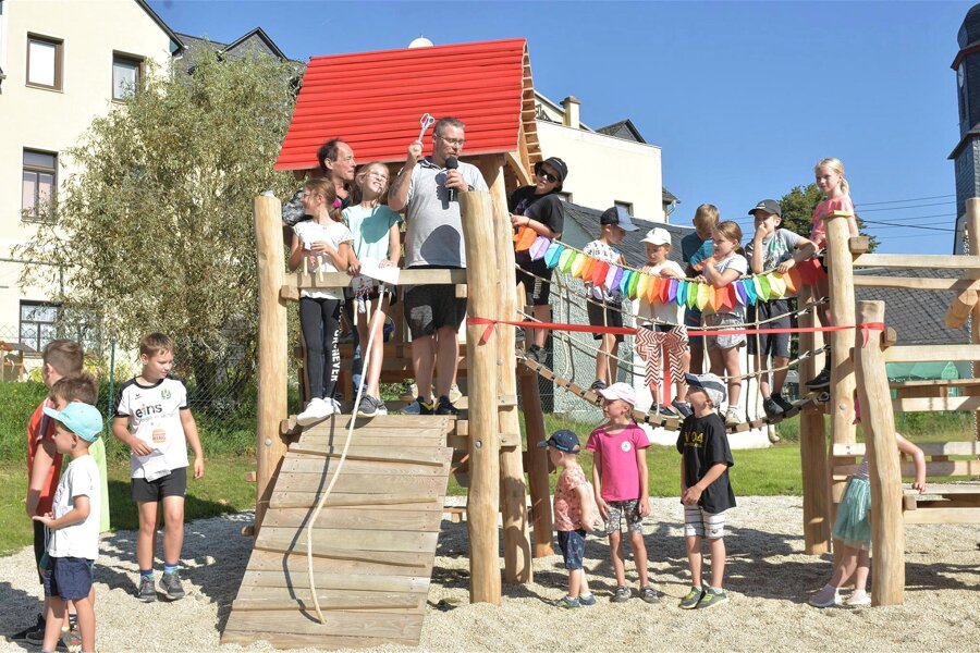 Neuer Spielplatz in Posseck eingeweiht - Seit Sonntag können sich die Kinder in Posseck auf einem neuen Spielplatz austoben.