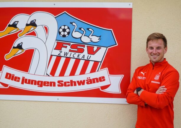 Die Vorfreude auf seine neuen Aufgaben ist ihm anzusehen: Dominik Seidel ist im Nachwuchszentrum des FSV Zwickau nicht nur Sportlicher Leiter, sondern auch Coach der A-Junioren. 