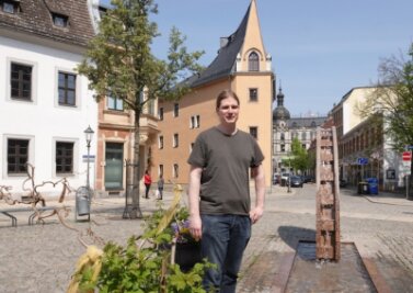 Neuer Stadtschreiber verliebt sich auf Anhieb in Zwickau - Christian Schart wohnt im historischen "Schiffchen" am Kornmarkt. Ein halbes Jahr lang begleitet er das Leben in der Robert-Schumann-Stadt mit.