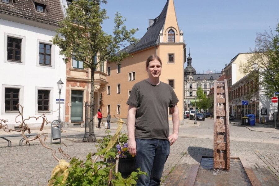 Neuer Stadtschreiber verliebt sich auf Anhieb in Zwickau - Christian Schart wohnt im historischen "Schiffchen" am Kornmarkt. Ein halbes Jahr lang begleitet er das Leben in der Robert-Schumann-Stadt mit.