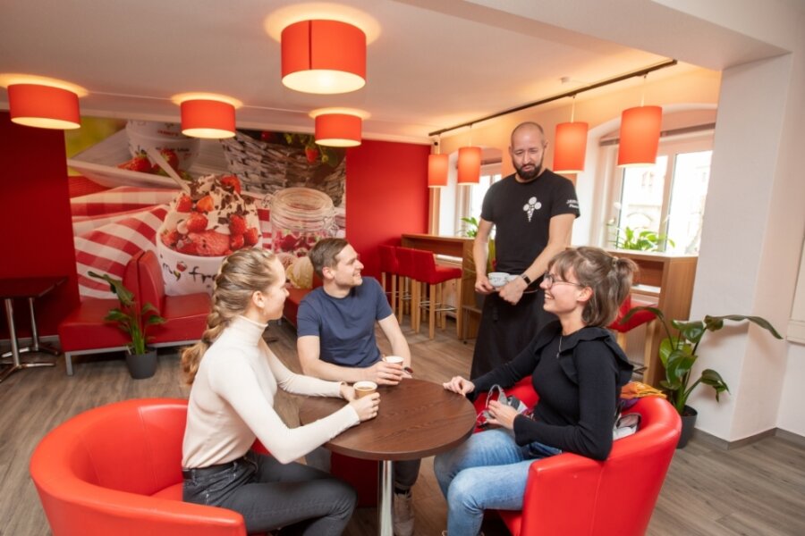 Neuer Standort sehr gefragt: Eiscafé in Plauen stockt auf - Cora (von links), Noah und Franziska sitzen im erweiterten Gästeraum von Janny's Eis schon Probe. Inhaber Tino Windisch hat noch einiges vor auf der neuen Fläche. 