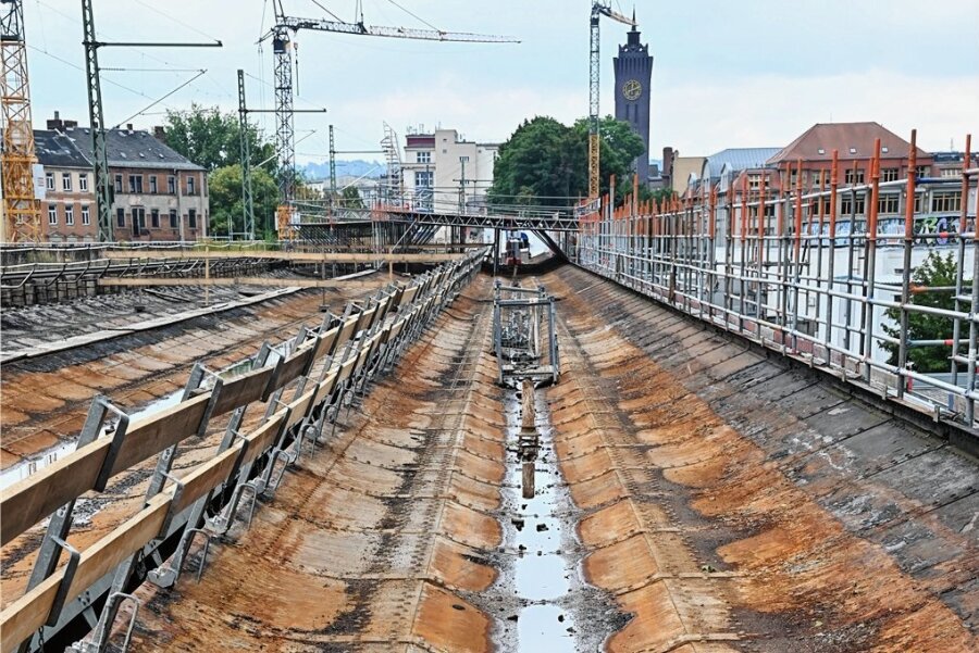 Auf dem Viadukt ist ein Großteil der Bahnanlagen bereits demontiert.