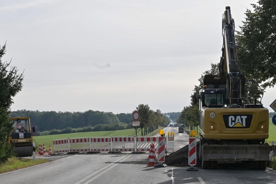 Neuer Termin für Bauende auf B 93 bei Wiesenburg: Freigabe später, aber dann komplett - Ab Ortsausgang Wiesen bis Weißbach gesperrt: die Bundesstraße 93 nach Schneeberg.