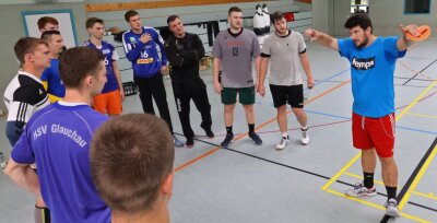 Neuer Trainer erhöht Schlagzahl - Elf Jahre stand David Kylisek (rechts) beim HC Glauchau/Meerane selbst als Spieler auf dem Parkett. Nun hat der 37-Jährige das Traineramt beim Handball-Oberligisten übernommen. 