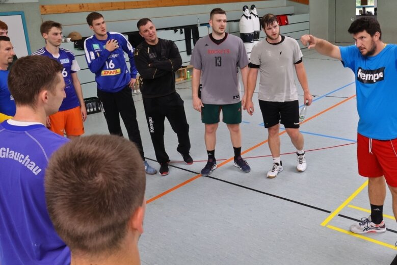 Neuer Trainer erhöht Schlagzahl - Elf Jahre stand David Kylisek (rechts) beim HC Glauchau/Meerane selbst als Spieler auf dem Parkett. Nun hat der 37-Jährige das Traineramt beim Handball-Oberligisten übernommen. 