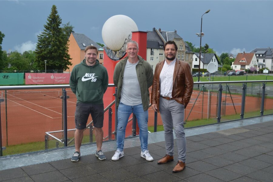 Neuer Trainer kommt vom Fronberg - Treuens Trainer Daniel Fahrenholz (Mitte), flankiert von André Meyer (links) und Vereinschef Swen Dietrich.