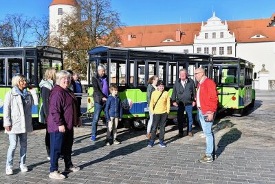 Neuer Trend: Warum Freiberg Herbsturlauber anlockt - Die Bergstadt Freiberg ist derzeit voller Touristen. Wie andere Attraktionen auch, hat die Silberstadtbahn, hier mit Fahrer Mario Svoboda (rechts) vor der Abfahrt am Schlossplatz, gerade Hoch-Zeit. 