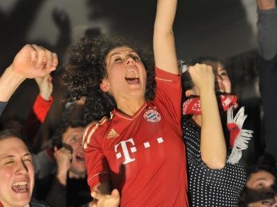 Neuer und Robben - zwei Helden in Wembley - Bayern-Fans jubeln auf der Leopoldstraße in München.