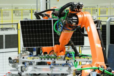 Neuer Verein will ostdeutsche Solarbranche stärken - Ein Solarmodul wird mit einem Roboter zum nächsten Arbeitsgang transportiert.