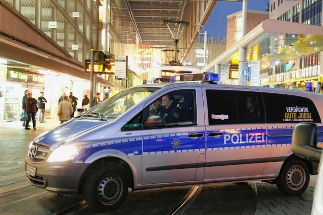 Neuer Vorstoß für mehr Sicherheit in der Chemnitzer Innenstadt - Neben dem Stadtordnungsdienst zeigt auch die Polizei in der Chemnitzer Innenstadt spürbar Präsenz. Immer wieder gibt es groß angelegte Kontrollaktionen zur Bekämpfung der Straßenkriminalität. 