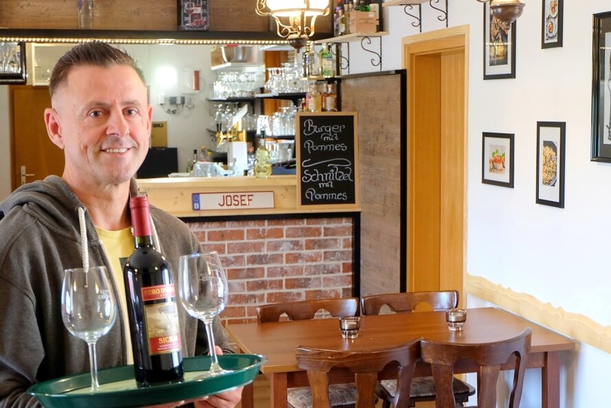 Neuer Wirt in der Stadtbadgaststätte - Seit 2014 hat Josef Begu das kleine Lokal "Due Pizza" am Lugauer Markt betrieben. Seit einer Woche ist die Pizzeria geschlossen, denn der Gastwirt startet unter neuem Namen in einem Lugauer Traditionshaus neu durch. 