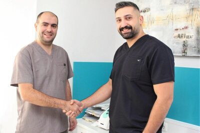 Neuer Zahnarzt kommt aus Hamburg ins Erzgebirge - Der Thumer Praxischef und Zahnarzt Tarek Ashi (links) freut sich auf die Zusammenarbeit mit seinem Freund und Kollegen Sleman Alkhouri.