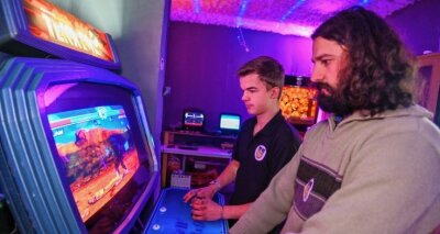 Neuer Zocker-Club im Vogtland strahlt bis nach London aus - André Palade (vorn) und Kenny Wolf spielen Tekken 2 im gerade mal 18 Quadratmeter großen Arcade Club Reichenbach. 