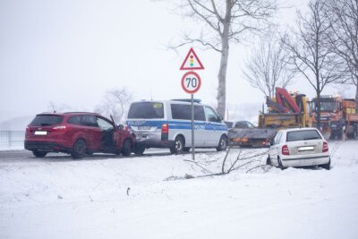 Neuerlicher Schneefall im oberen Erzgebirge führt zu Unfällen: Polizeibeamter verletzt - Bei der Unfallaufnahme nahe der Kreuzung "Morgensonne" kollidierte ein Pkw mit einem Streifenwagen.