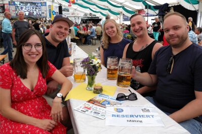 Neuerungen beim Blasmusikfestival in Bad Schlema: Wie das bei den Gästen ankommt - Stephan Mätzig (vorn rechts) hatte sich für Familie und Freunde einen Tisch reserviert.