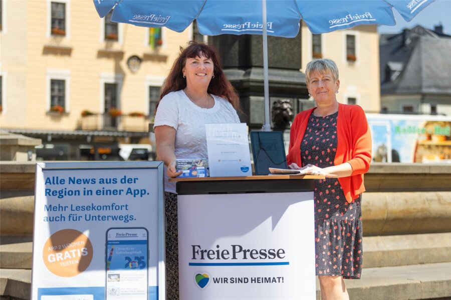 Neues Angebot auf dem Wochenmarkt in Annaberg: die „Freie Presse“ und ihre App - Bringen die „Freie Presse“-App an den Mann beziehungsweise die Frau: Heidi Beer (links) und Katrin Geyer.