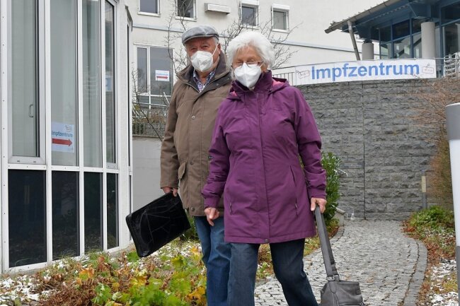 Termin erledigt: Ute und Kurt Ulbricht aus Brand-Erbisdorf gehörten am Dienstag zu denen, die am ersten Tag im neuen Impfzentrum am Krankenhaus ihre Boosterimpfung bekamen. 