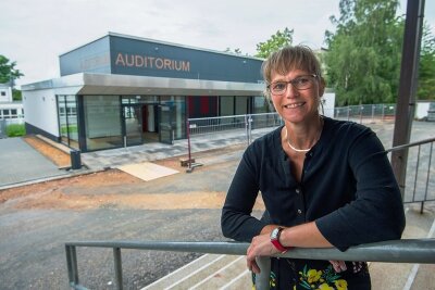 Neues Auditorium in Neuplanitz: Ein Platz für Gemeinsamkeiten - Schulleiterin Heike Keller hat von ihrem Büro aus den Bau mit Neugier und mit einer Kamera verfolgt. Sie freut sich über die neuen Möglichkeiten.