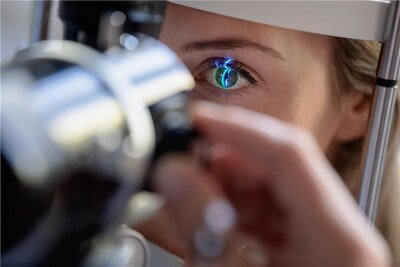 Neues Augenarztzentrum in Plauen: Hotline für Warteliste überlastet - Im März geht auf dem Gelände des Plauener Helios-Klinikums ein neues Augenarztzentrum in Betrieb. Bereits jetzt ist die Nachfrage von Patienten groß. 