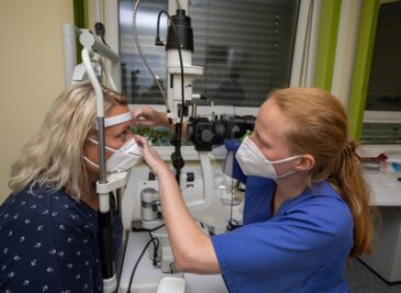 Neues Augenarztzentrum: Was man jetzt wissen muss - Assistenzärztin Astrid Küster untersucht die Augen von Patientin Jeannette Mohr-Eichhorn. 