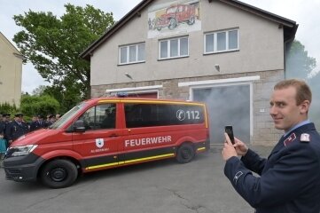 Ortswehrleiter Marcus Weiß ist stolz auf das neue Fahrzeug der Feuerwehr Albernau. 