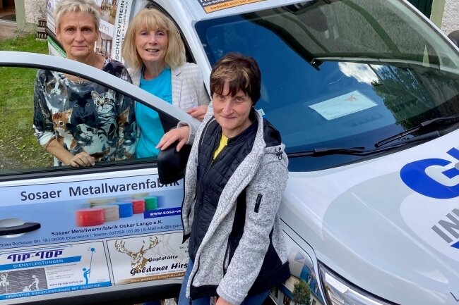 Neues Auto pünktlich zum Tierheimfest - Das Team vom Bockauer Tierheim um Susanne Trommler, Ulrike Schubert und Diana Glöckner (v. l.) freut sich über das neue Auto.