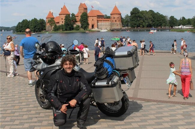 Selbst begeisterter Biker: Autor Gero Fehlhauer vor der Wasserburg Trakai Castle in Litauen bei einer Tour durchs Baltikum.