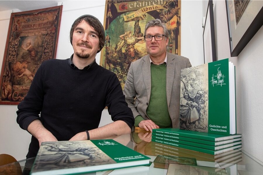 Neues Buch über den Vogtland-Künstler Hermann Vogel erschienen -  Martin Salesch (rechts), Direktor des Plauener Vogtlandmuseums,und Gestalter Lukas Mathiaschek mit dem neuen Buch über Hermann Vogel.