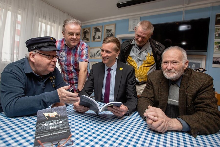 Die Marinekameradschaft Plauen/Vogtland hat jetzt ein neues Buch vorgestellt. Lutz Kowalzick, Wolfgang Weiß, Uwe Stadler und Friedebert Dörner (von links) stellten es dem Kulturbürgermeister Tobias Kämpf (CDU/Mitte) vor.