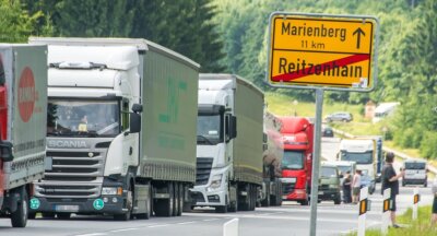 Neues Bündnis will Transitverkehr auf B 174 stoppen - Die jüngste einstündige Demonstration in Reitzenhain sorgte für einen kilometerlangen Stau. Die Aktion zeigt, wie viele Lkw täglich durch den kleinen Grenzort rollen. 